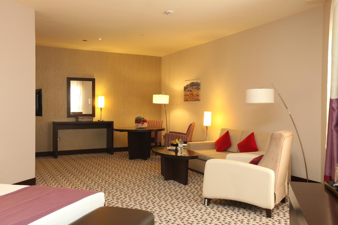 Golden Tulip Hail Bagian luar foto